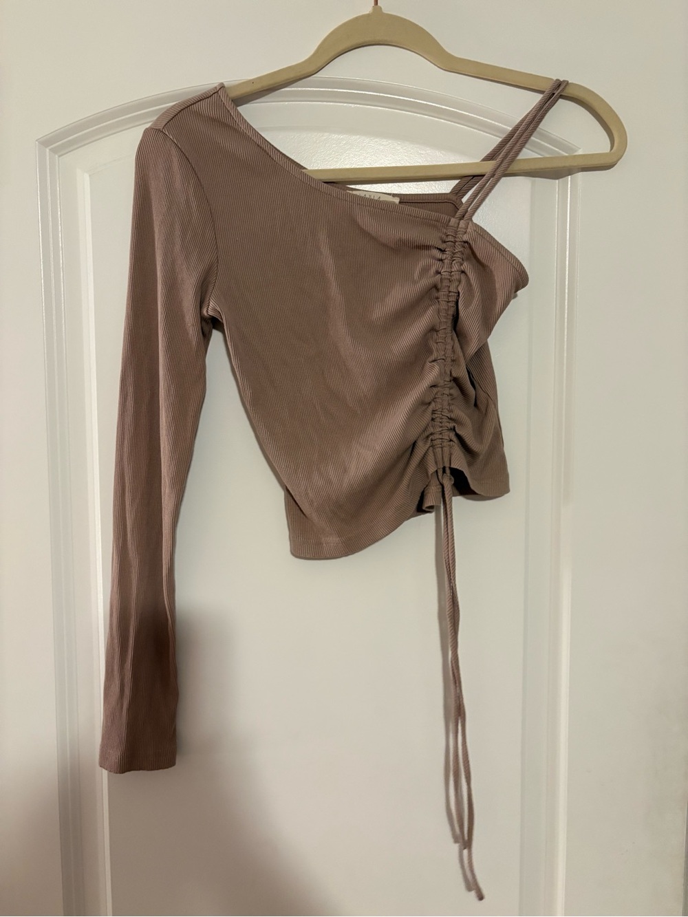ILLA ILLA Mauve One-Shoulder Ruched Crop Top